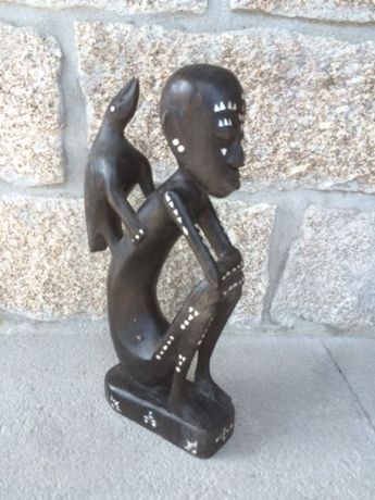 Estátua em madeira preta, pessoa com ave