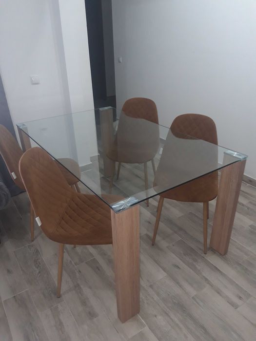 Mesa de jantar com 4 cadeiras