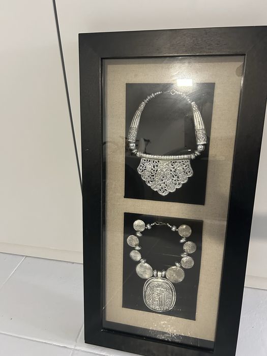 Quadro moldura com colares