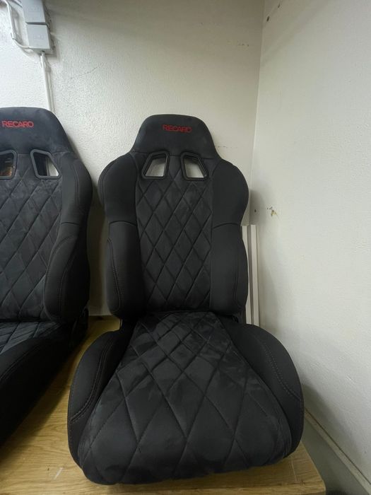 Bancos  de carro em alcantara costuras em vermelho