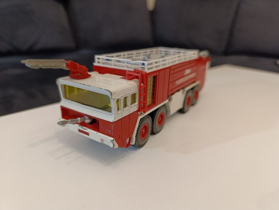 Siku kolekcjonerski resorak ciężarówka straż lot jako samolot lotnisko