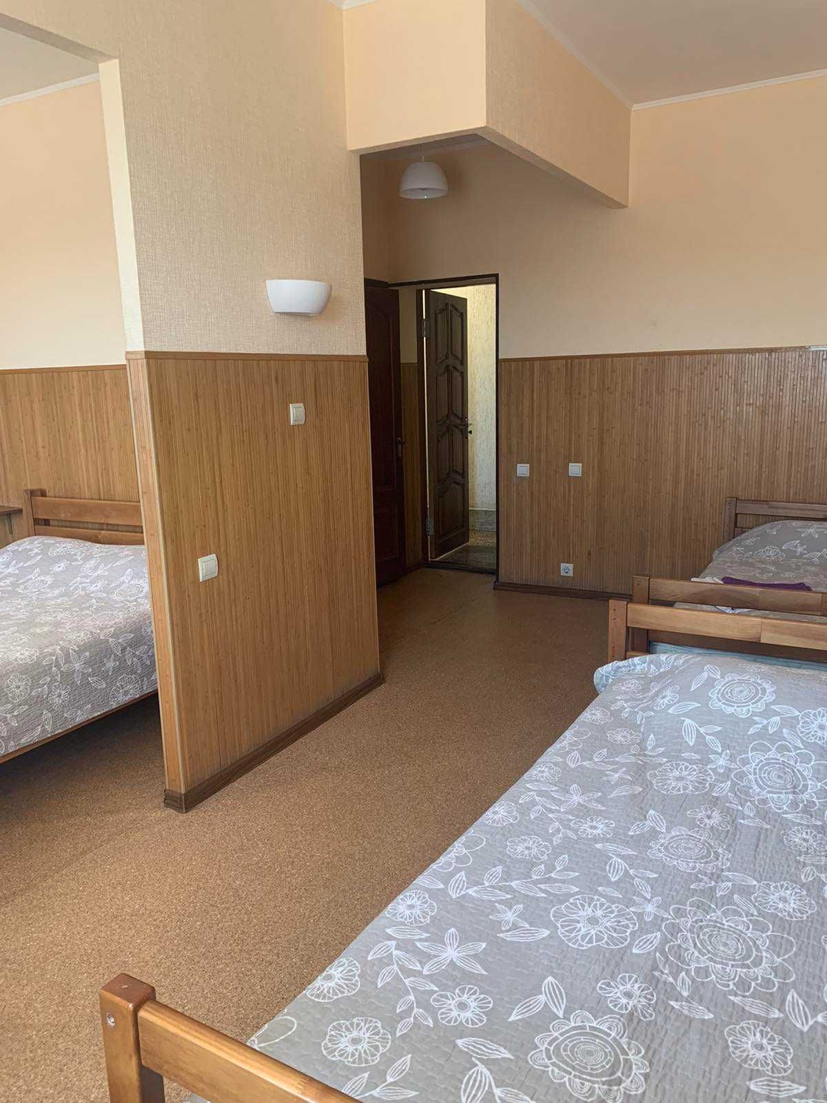 Адмінбудівля з готельними номерами, кафе