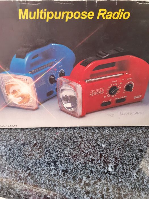 Lanterna a pilhas nova com pilhas incluídas