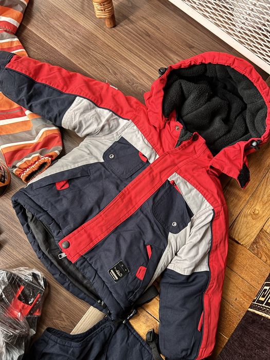 Одяг та іграшки хлопчику