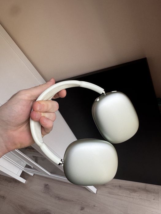 Air Pods Max / Apple