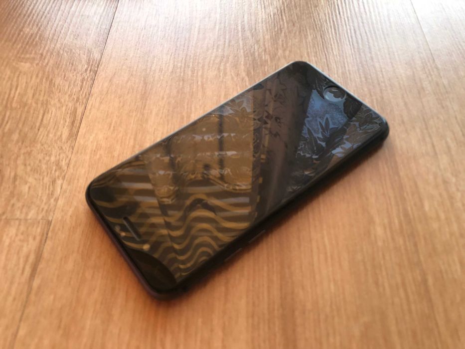 Apple iPhone 8 + box, etui, ładowarka, zestaw kabli