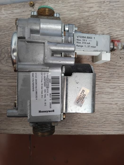 Розширювальний бачок. Газовий клапан. Вентилятор (турбіна) прессостат.