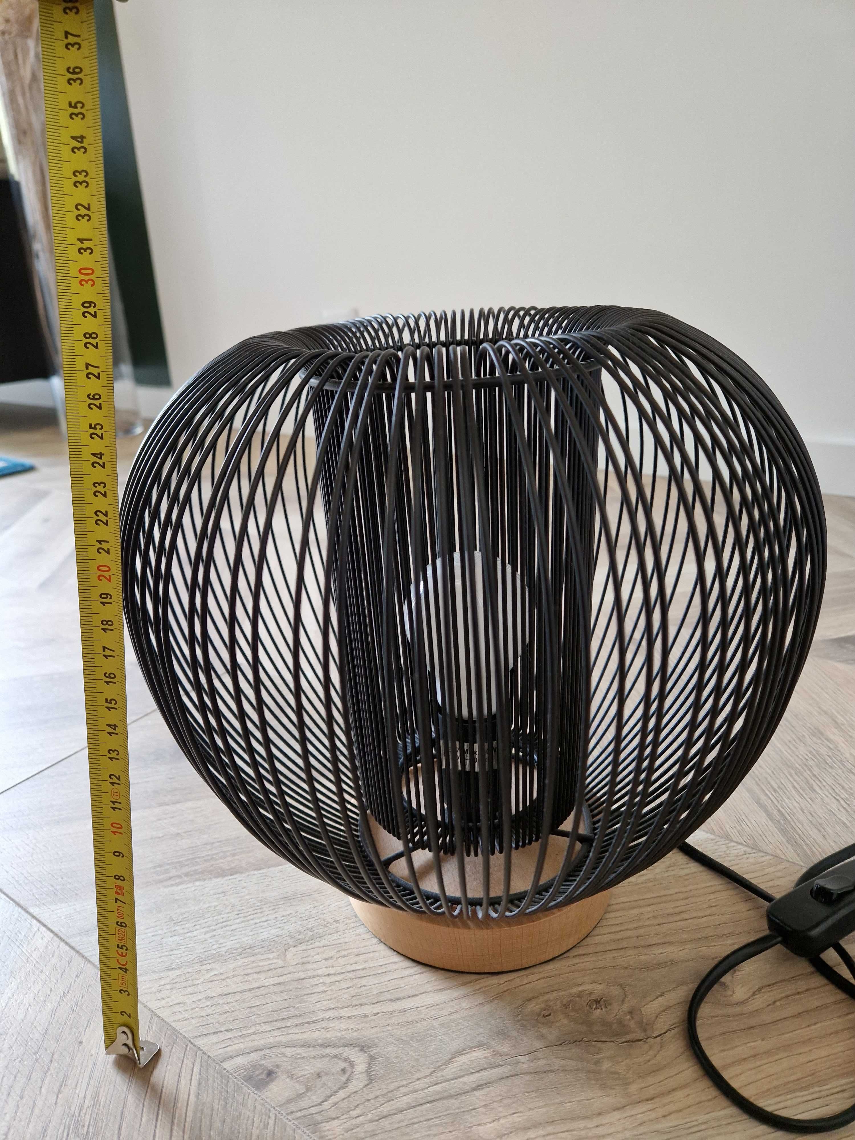 Czarna metalowa lampa stolowa