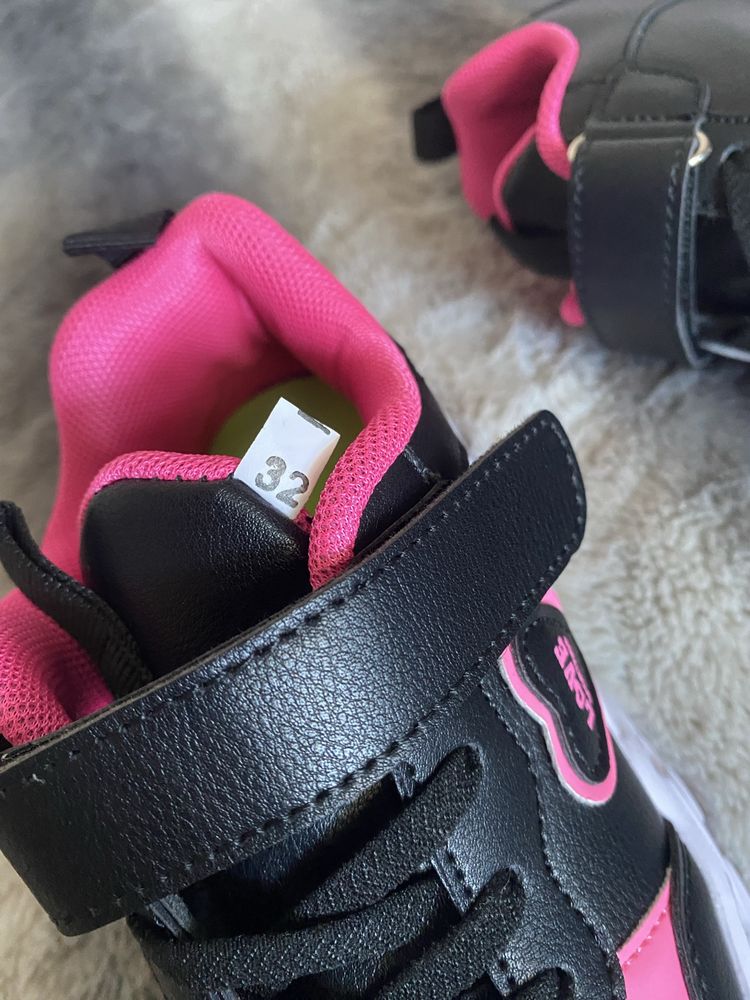 Tenis pretos e rosa