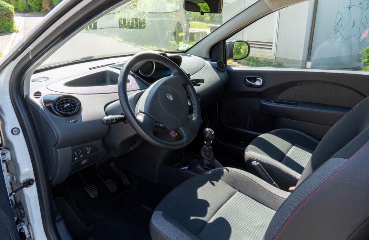Renault Twingo 1.2 - Compacto, Estiloso e Pronto para a Cidade!