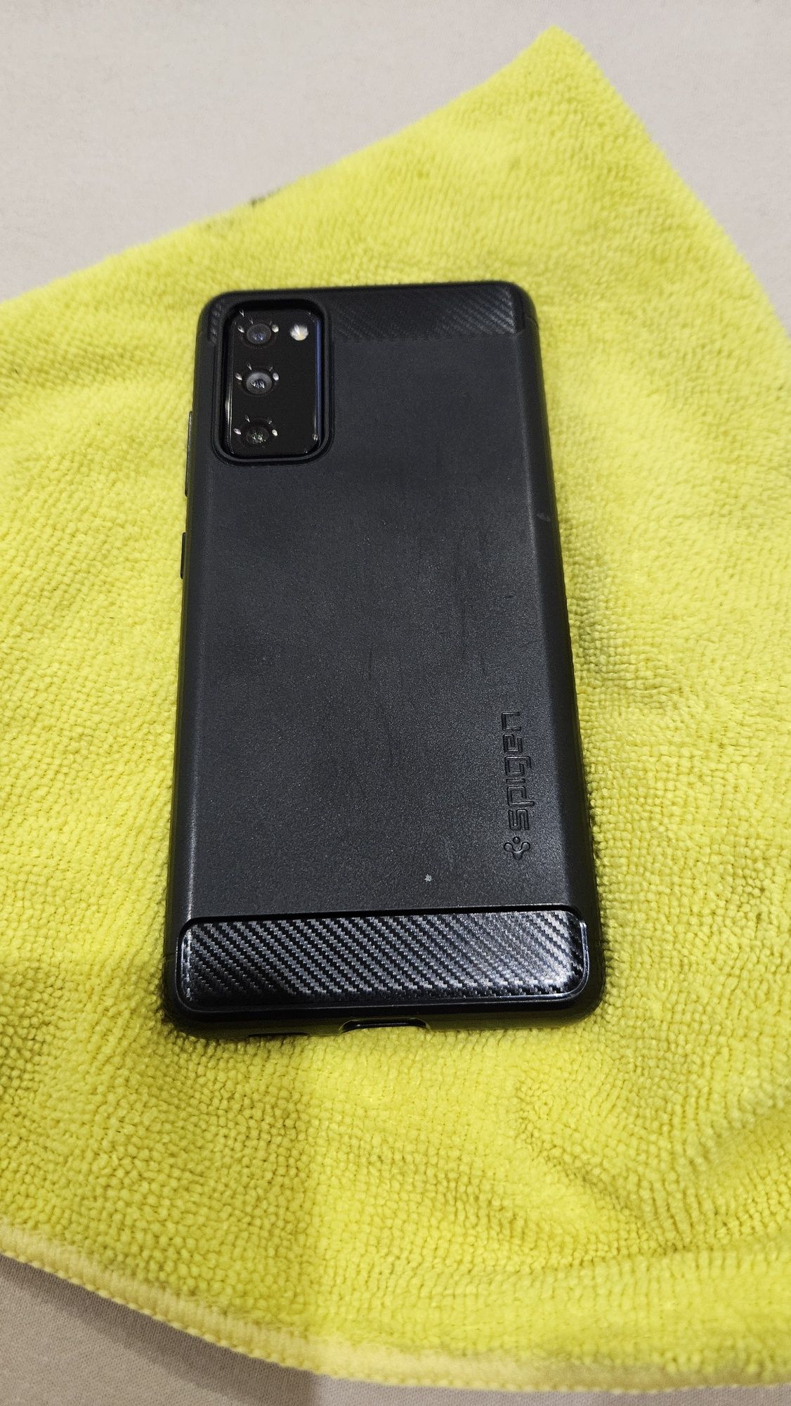 Samsung Galaxy S20 FE + spigen, zestaw