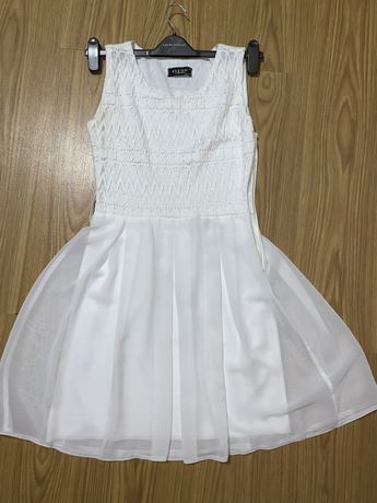 Белое женское платье