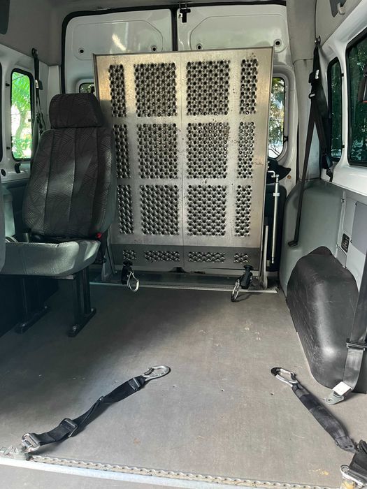 Transport do 8 osób lub 7 osób + miejsce na wózek inwalidzki