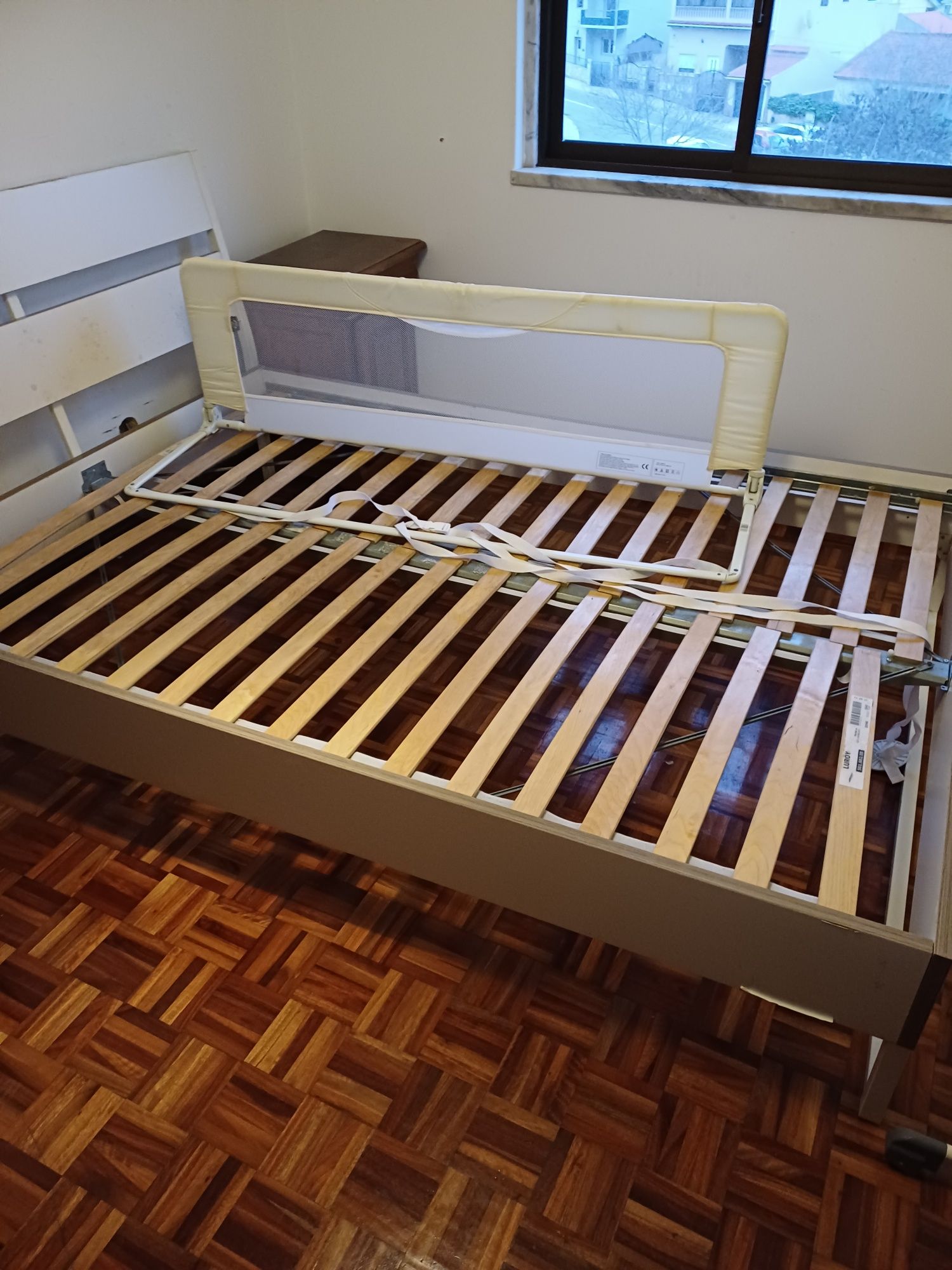 Cama 1.90x1.40 com colchão