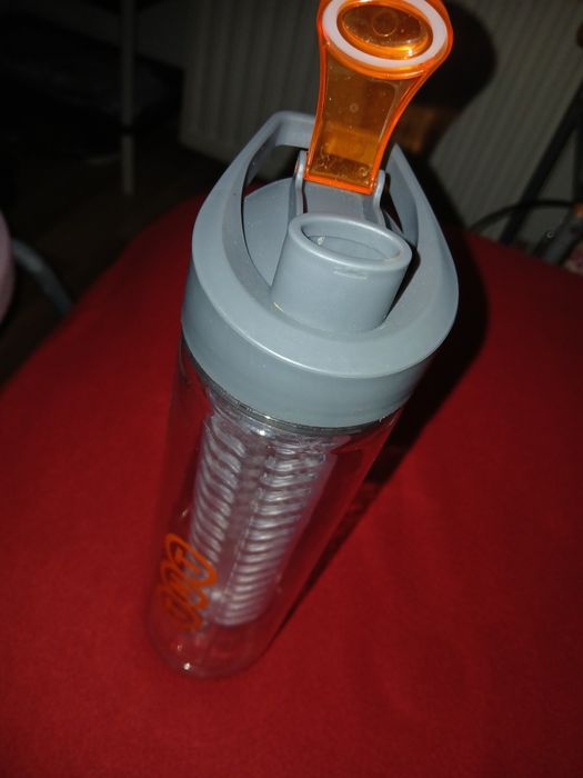 Butelka na wodę z wkładem na owoce.