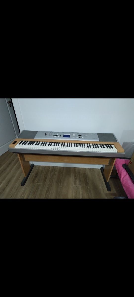 Piano original Yamaha c/Móvel Grand DGX-630  Teclado 88Tecla