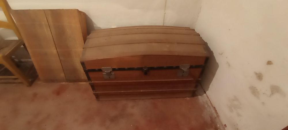 Baú antigo com mais de 100 anos