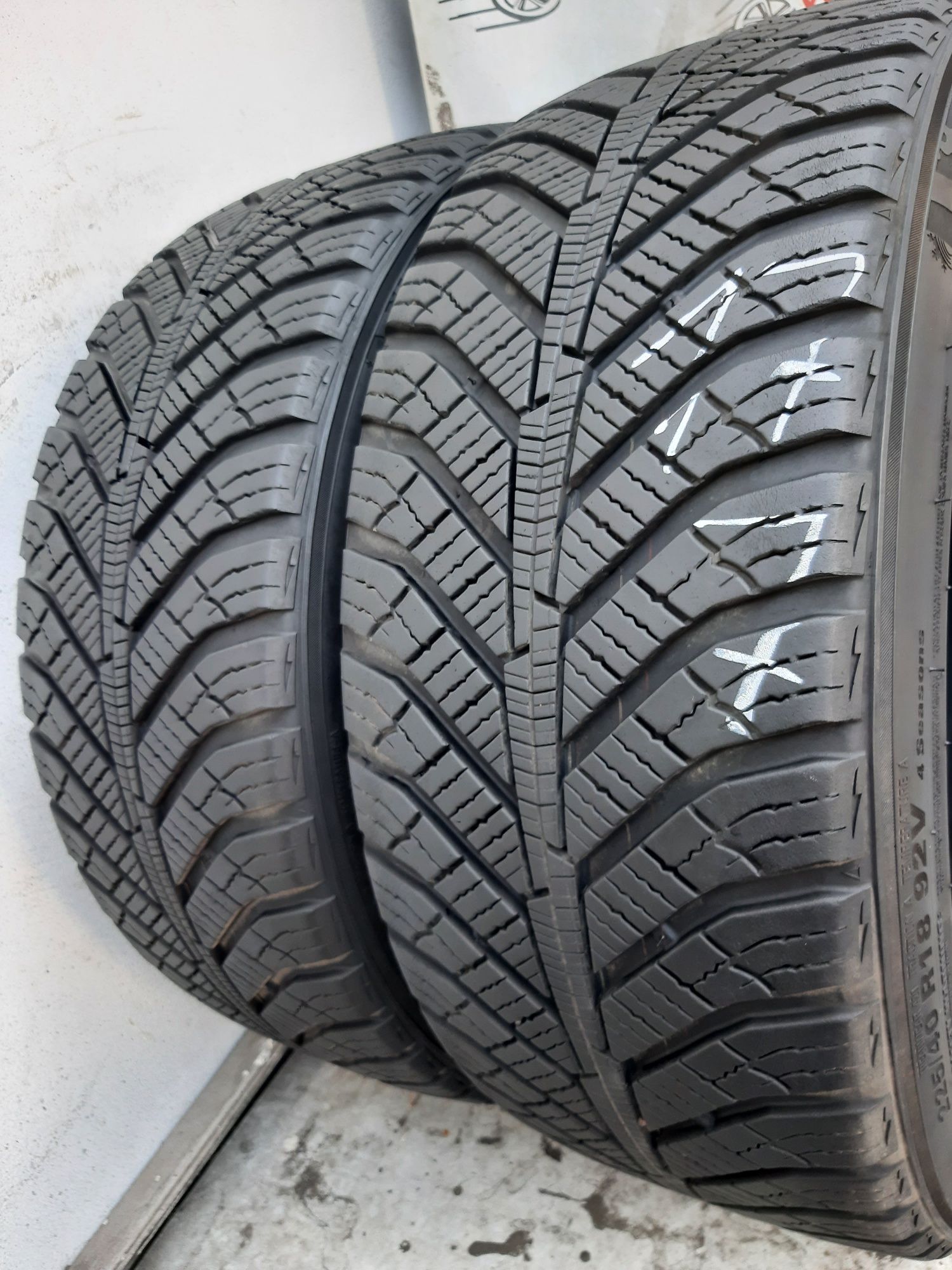 2x 225/40r18 92V Kumho Solus HA31