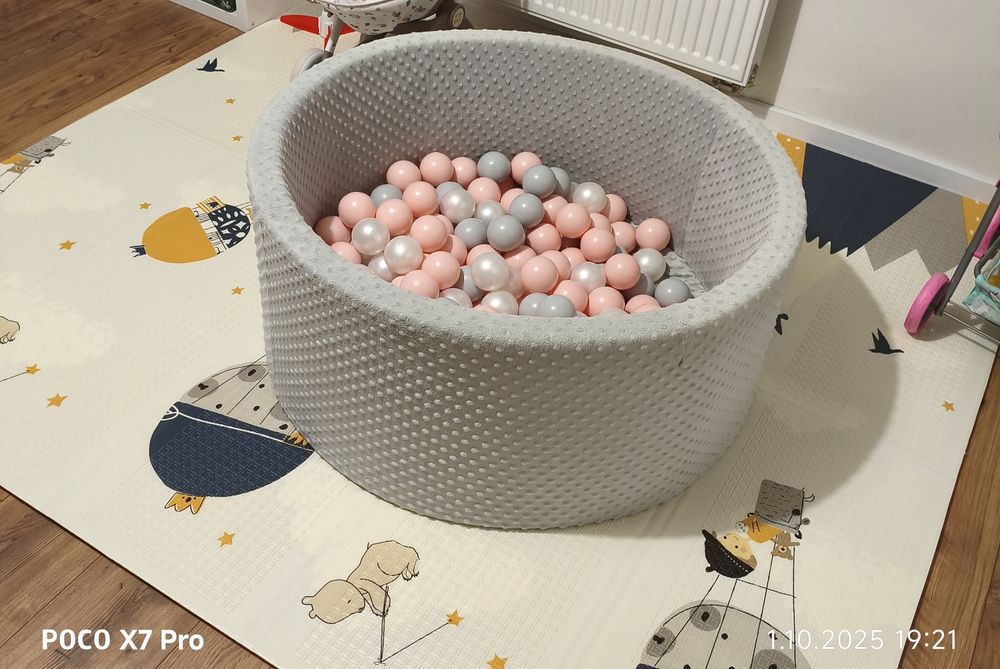 Suchy basen z piłkami