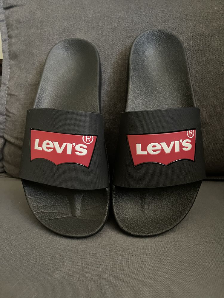 Чоловічі шльопанці Levi's 913380628 40.5 (8) 26.5 см Чорні