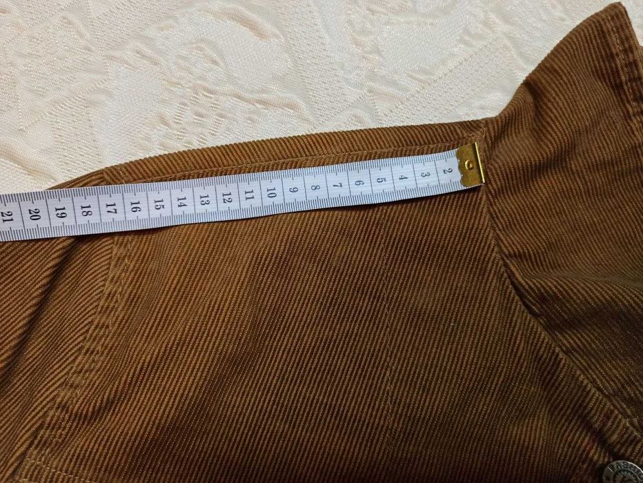 Куртка чоловіча коричневого кольору.