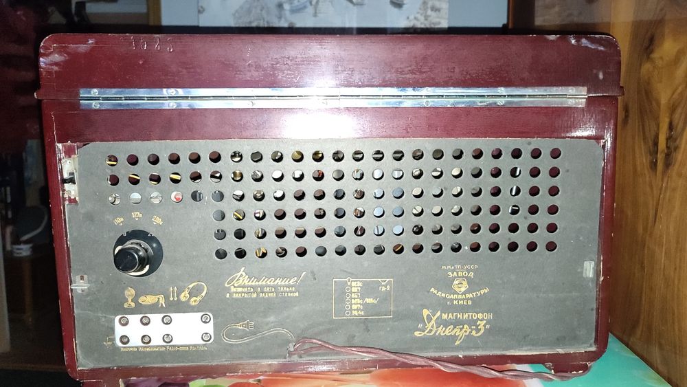 Продам магнітнофон Днепр-3 з червоного дерева!