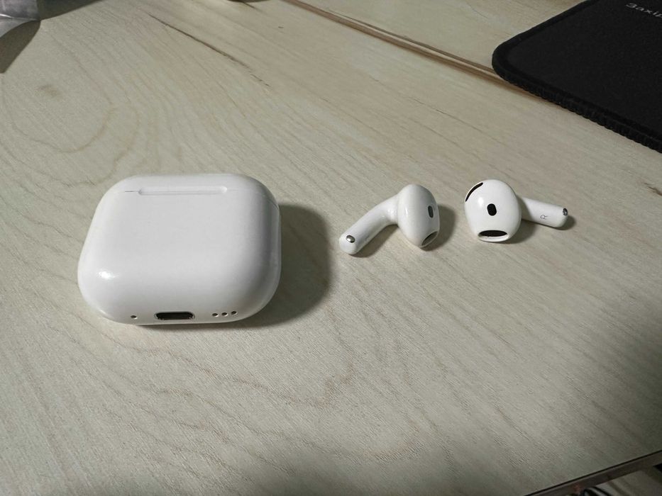 Оригінальний зарядний кейс Airpods 4