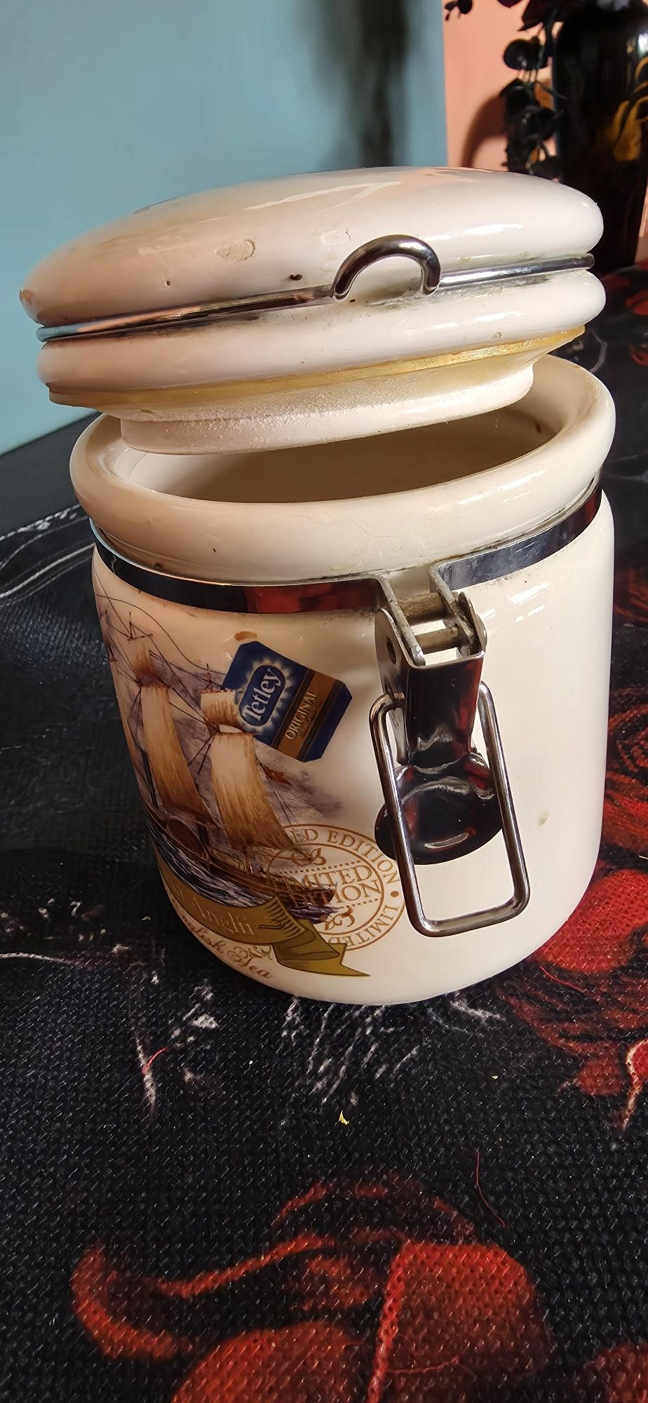 Piękny pojemnik ceramiczny.