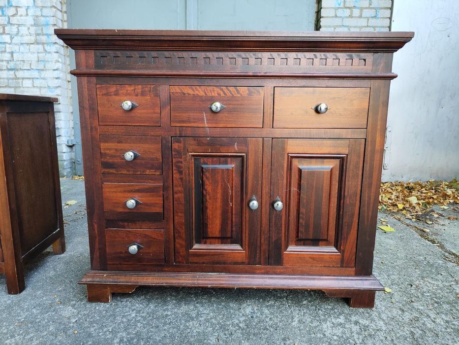 Dwie drewniane komody