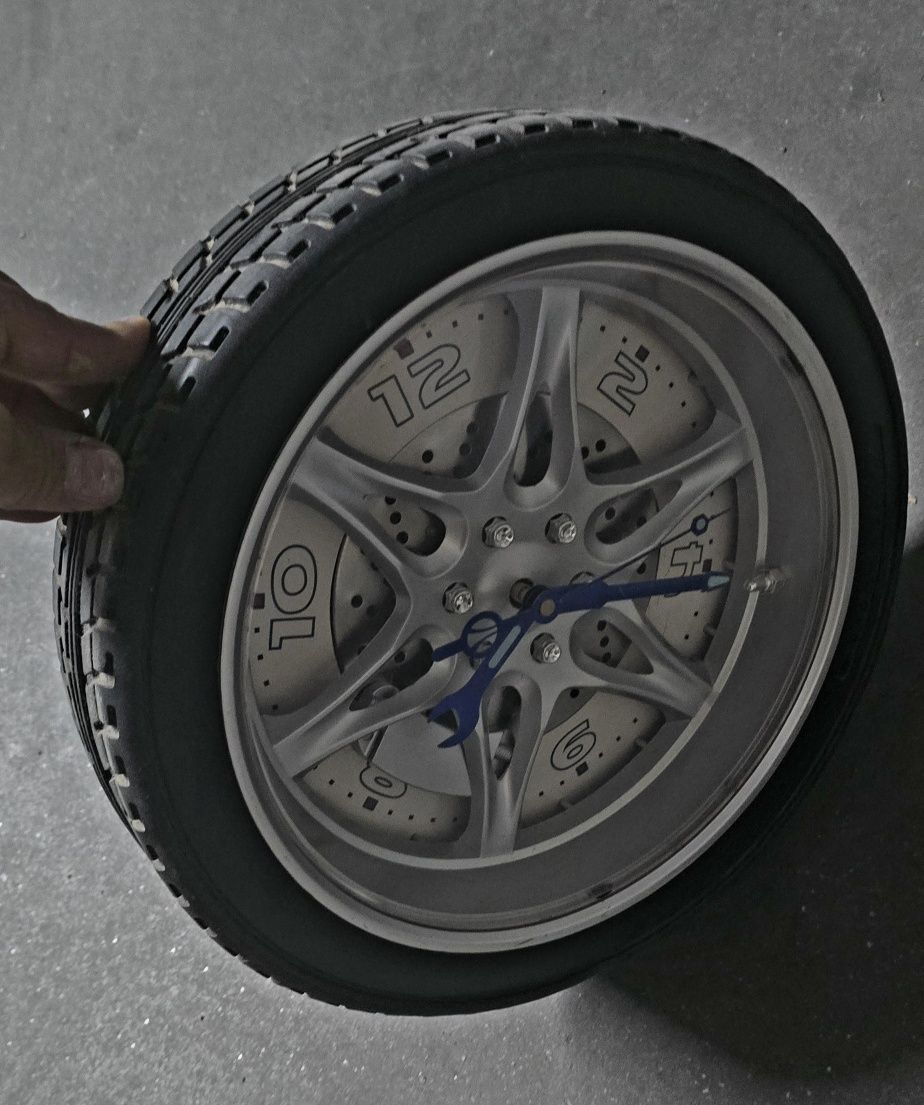 Relógio formato pneu