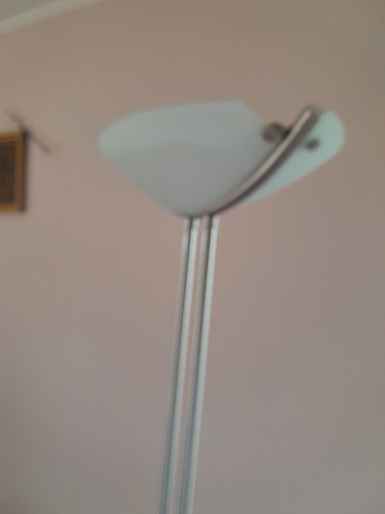 Lampa używana z uszkodzonym szklem