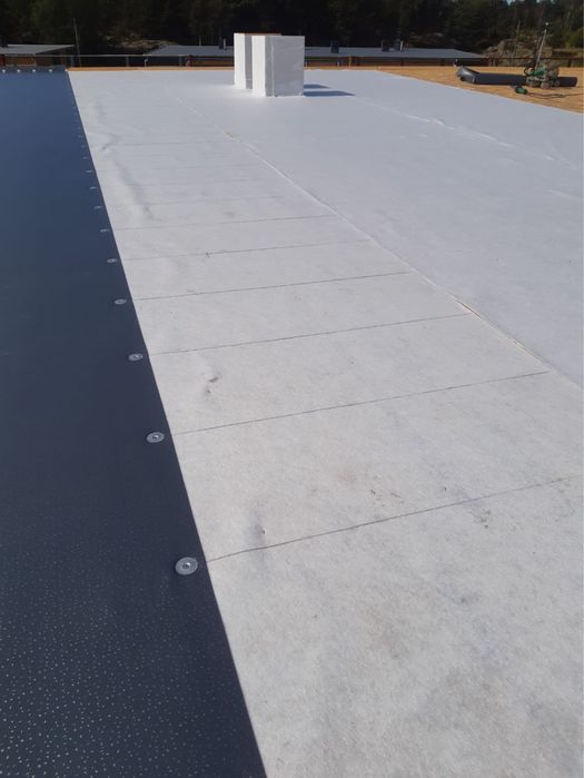 Dachy plaskie izolacja i zgrzewanie membrany, papy