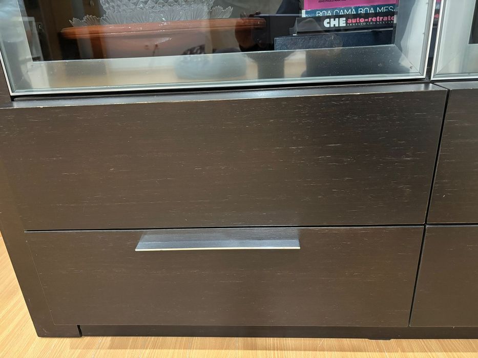 Vitrine vanguê com prateleiras de vidro.