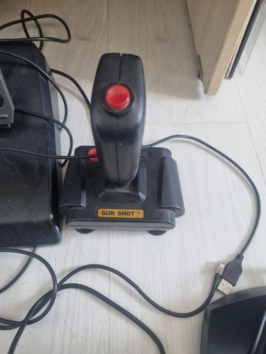 Logitech kierownica plus pedały plus dwa joysticki