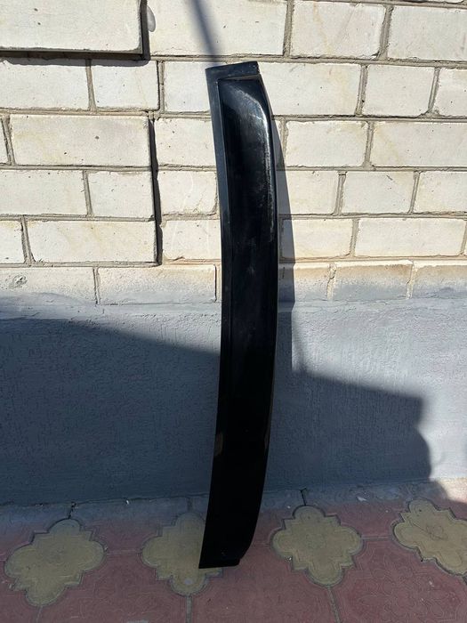 Задній спойлер на стекло шкода тур