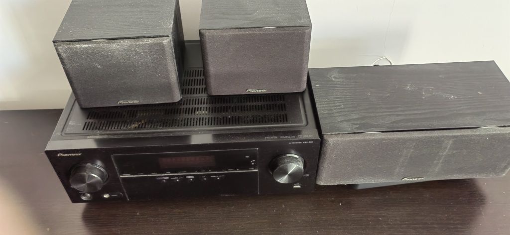 Amplituner Pioneer wraz z kinem domowym pięć głośników i subwoofer akt