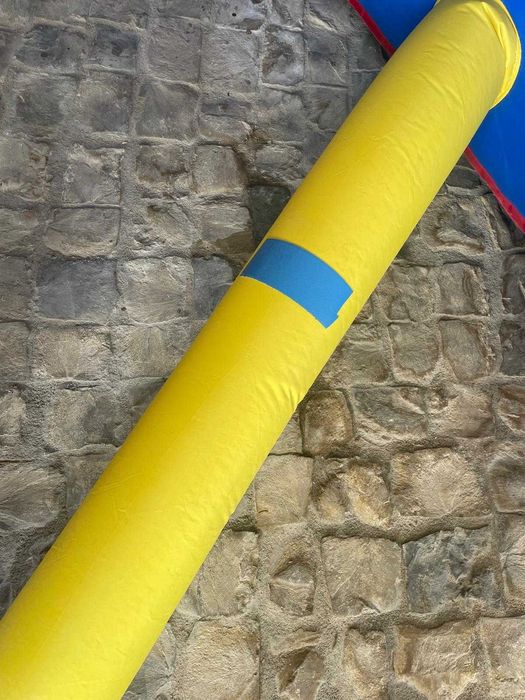 Castelo insuflável com trampolim e escorrega + insuflador elétrico