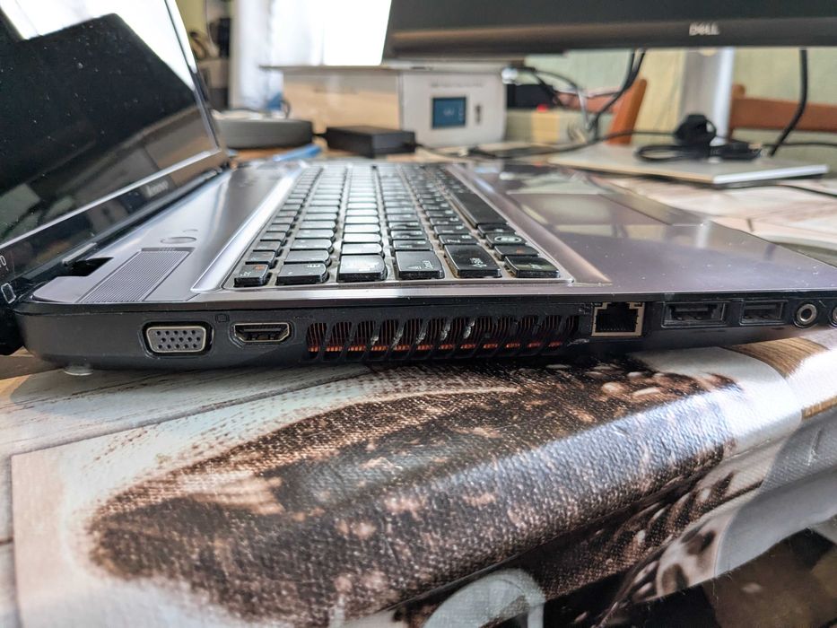 Lenovo IdeaPad Y570_Стильний дизайн_Алюмінієва поверхня клавіатури