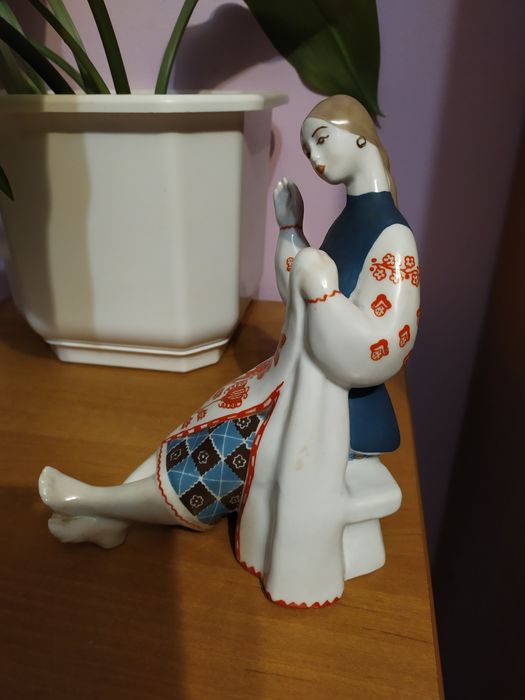 Статуэтка Вышивальщица
