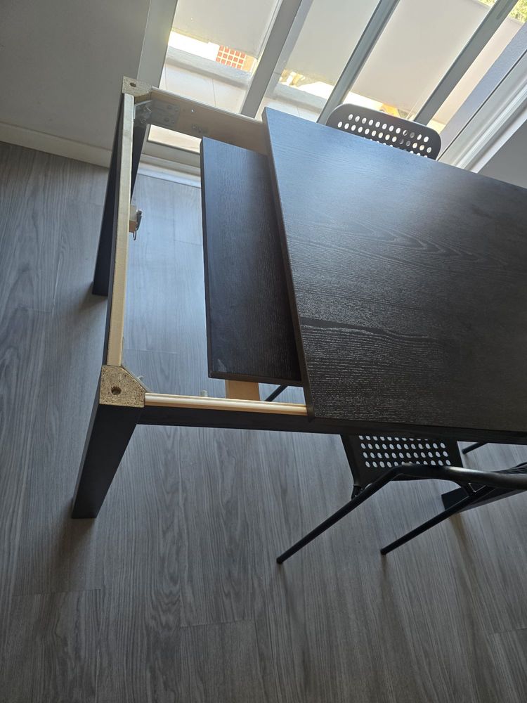 Vende-se mesa de jantar com quatro cadeiras, a mesa é extensível.