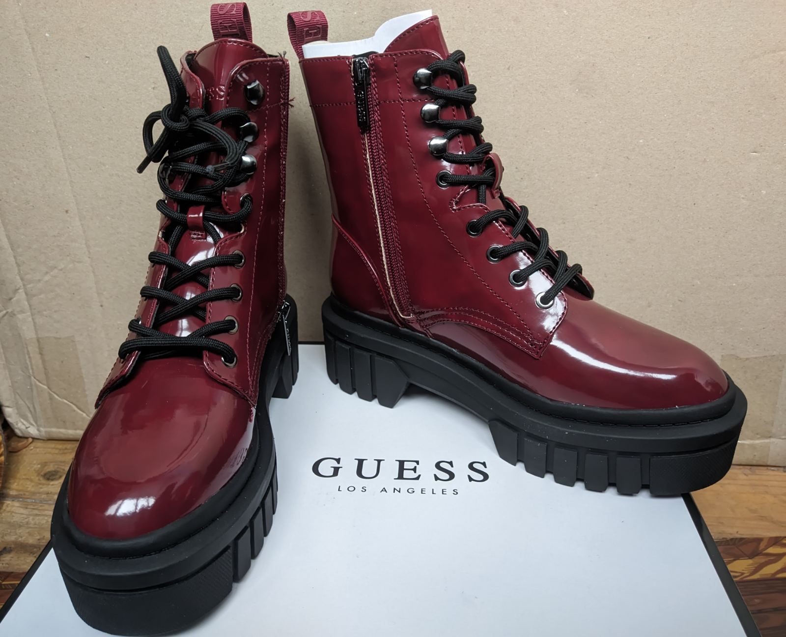 Продаю весенние ботинки "GUESS"