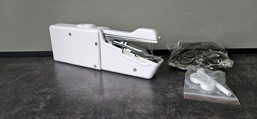Mini elektryczna maszyna do szycia. Nowa. Zasilacz w komplecie
