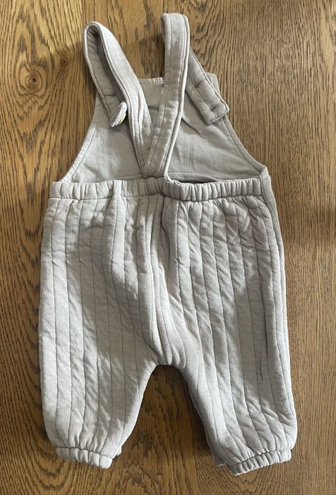 Ogrodniczki z H&M w kolorze cappuccino.