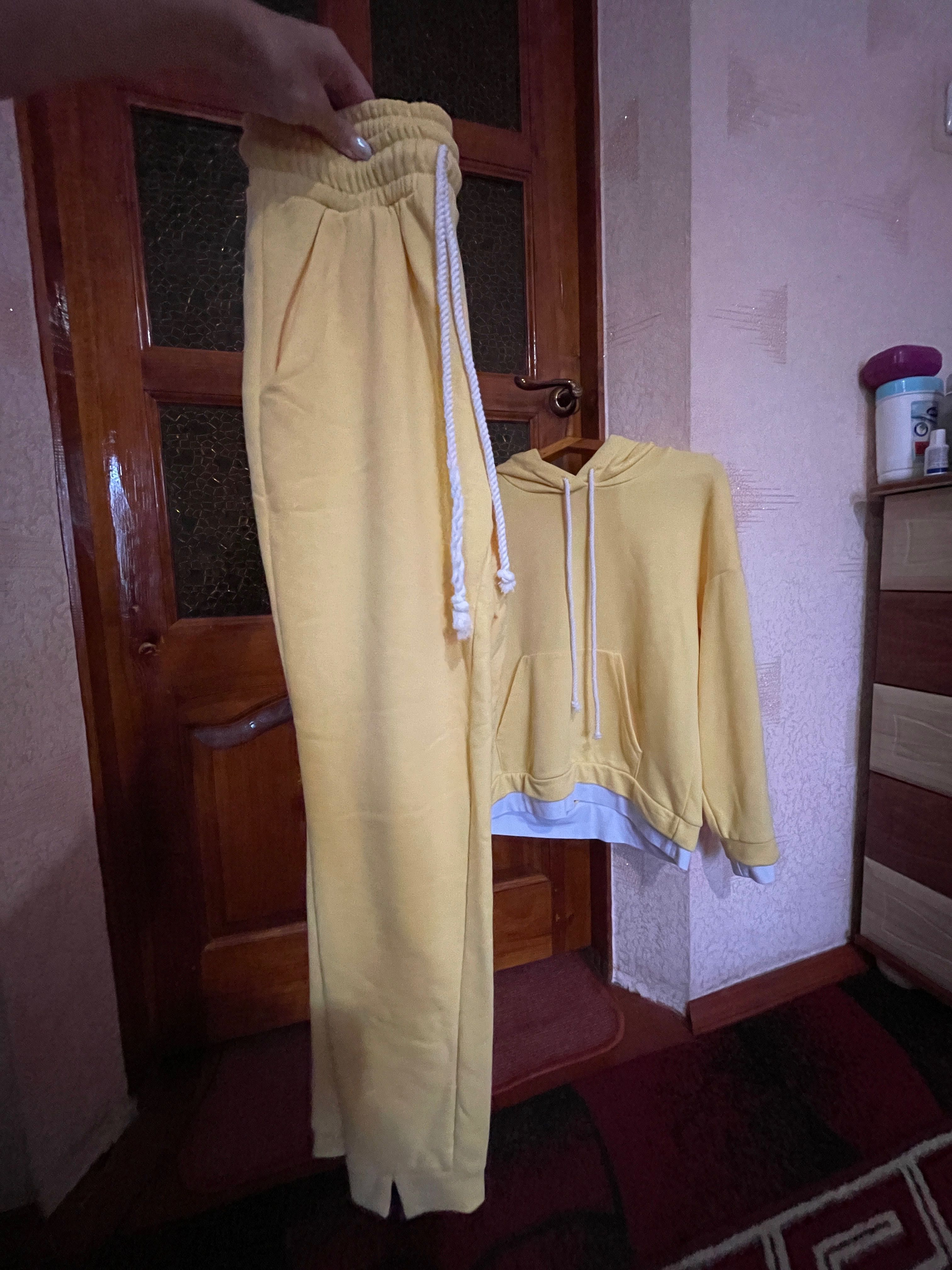 Спортивний костюм жіночий жовтого кольору