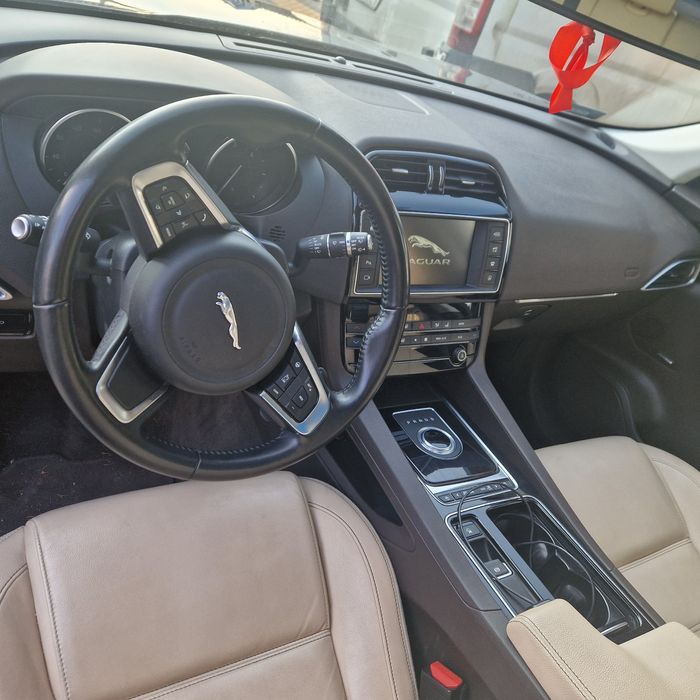 Jaguar f-pace 20,d  241 km R sport