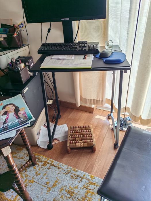 Mesa para computador com rodas