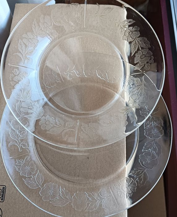 Vendo 67 pratos de vidro