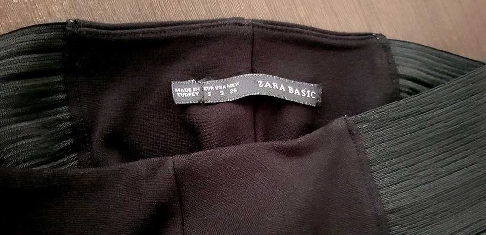 Leggings em cor preta com elásticos nas ancas tecido forte
