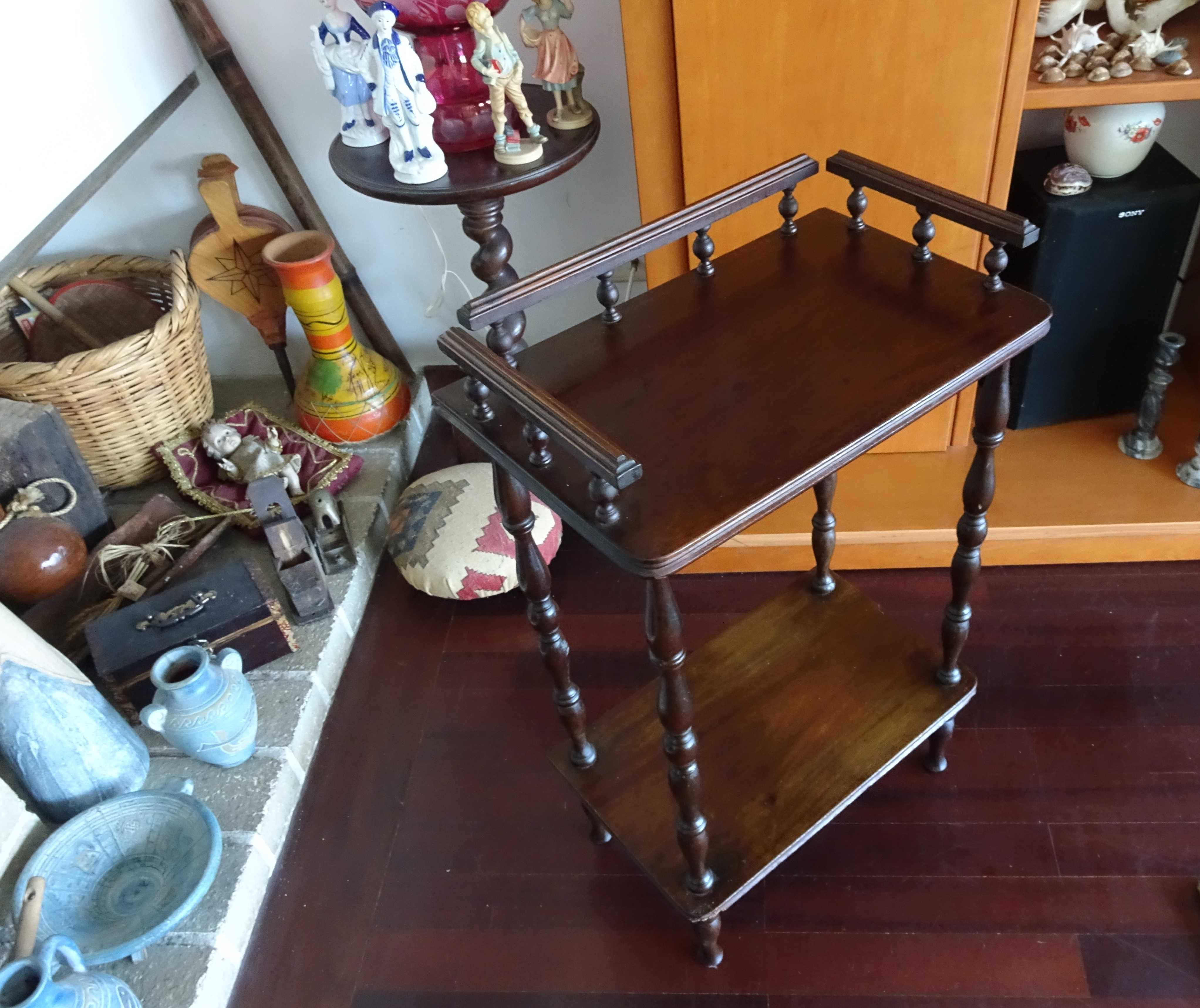 Mesinha de Apoio Para Sala ou Hall (Com mais de 50 Anos)