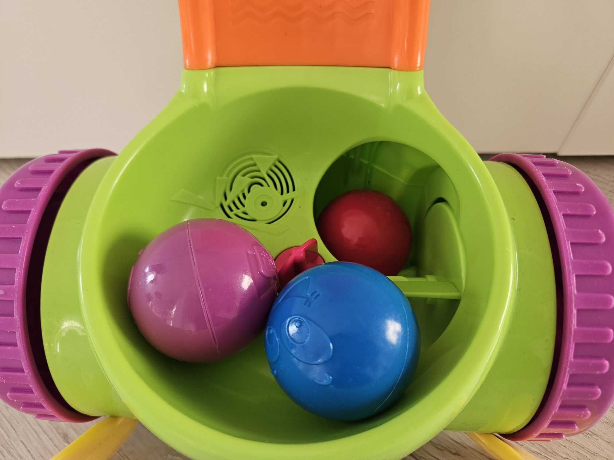 Chodzik i niesforne piłeczki Fisher price